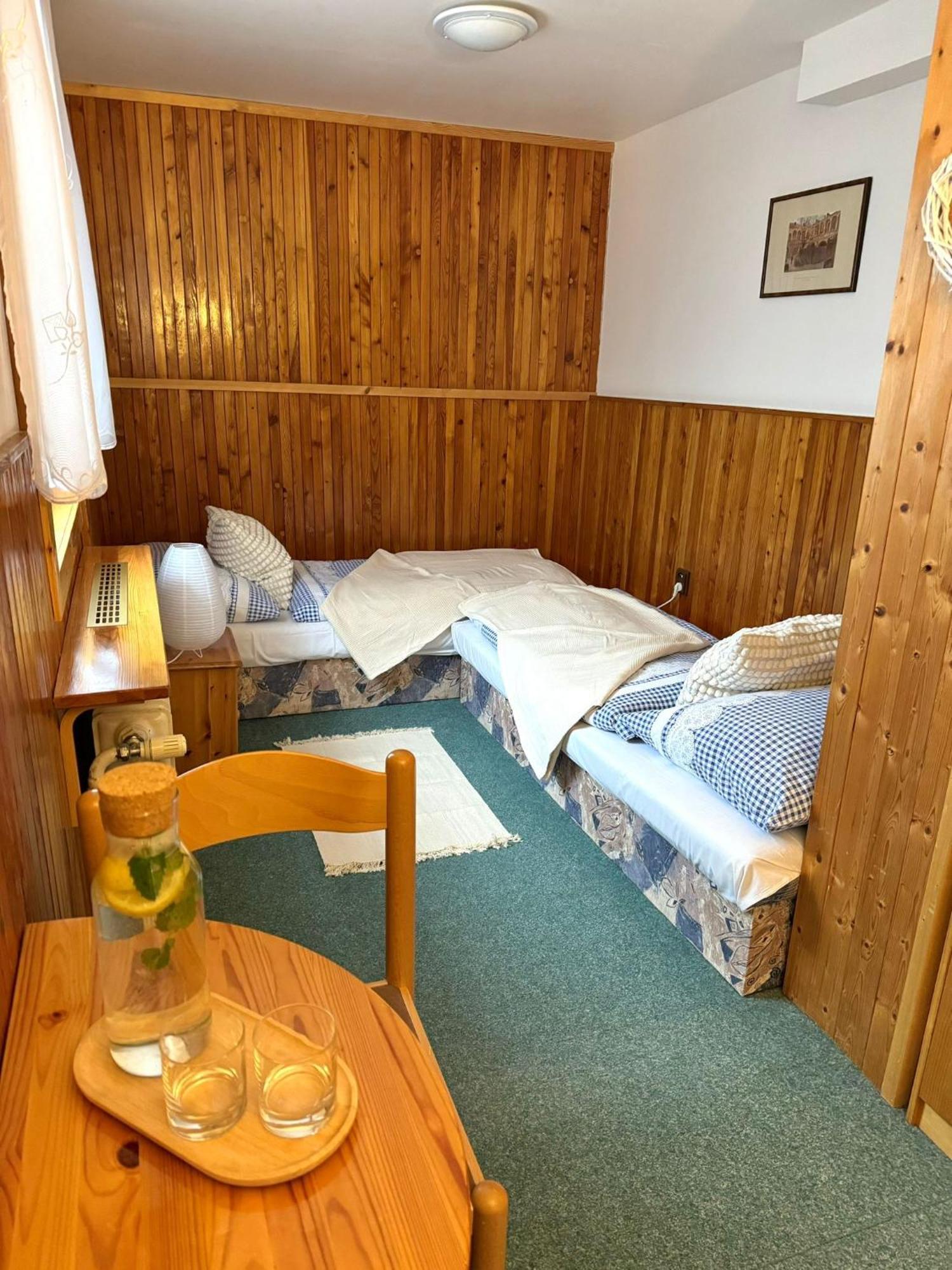 Bila Labut Horsky Hotylek Hotell Pec pod Snezkou Rum bild